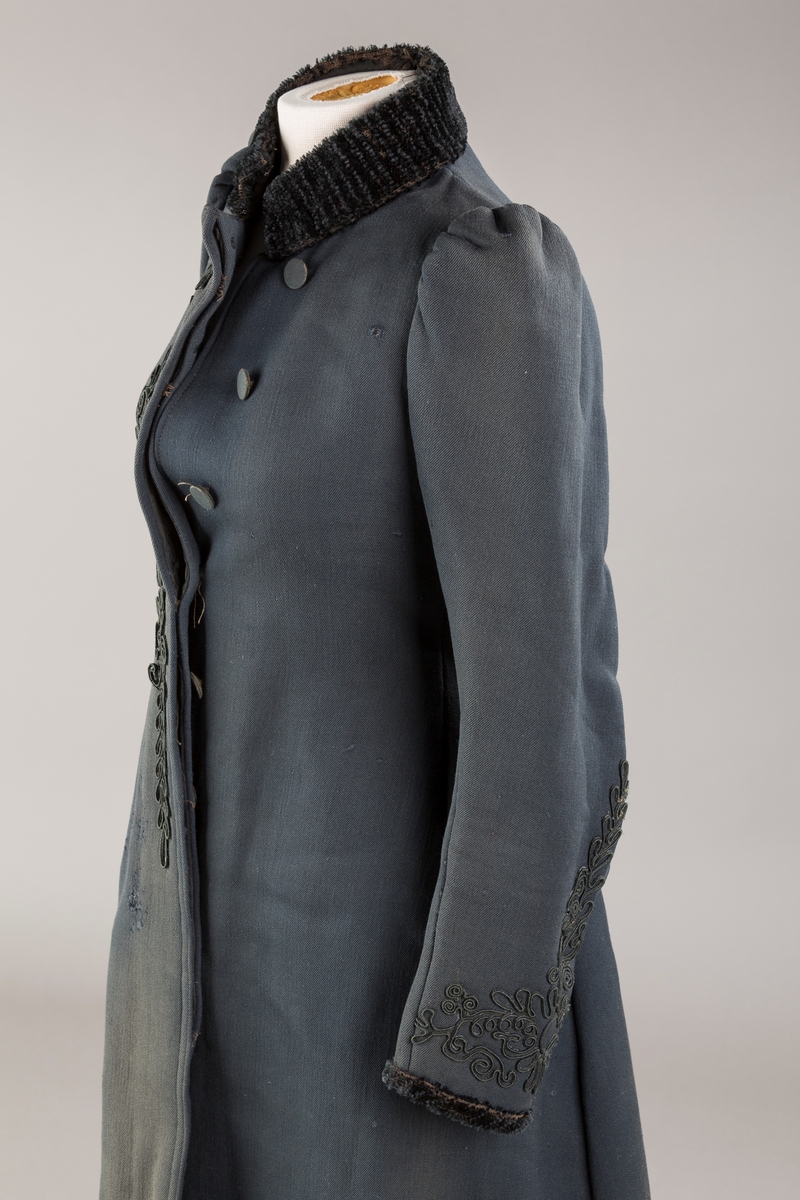 Agramaner langs knapping og på hoftene