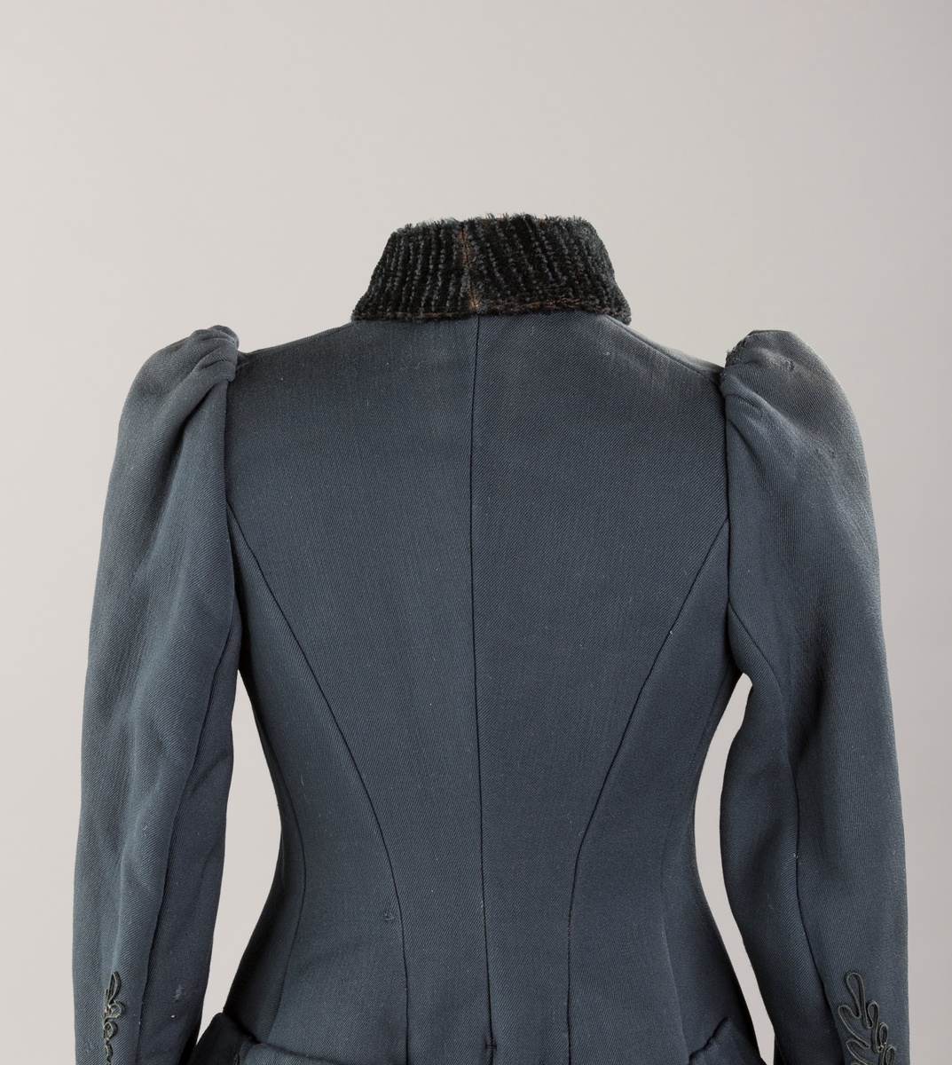 Agramaner langs knapping og på hoftene