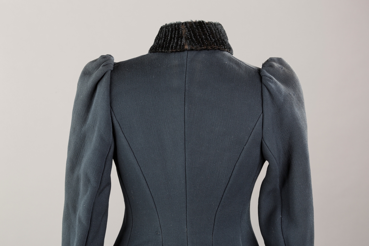 Agramaner langs knapping og på hoftene