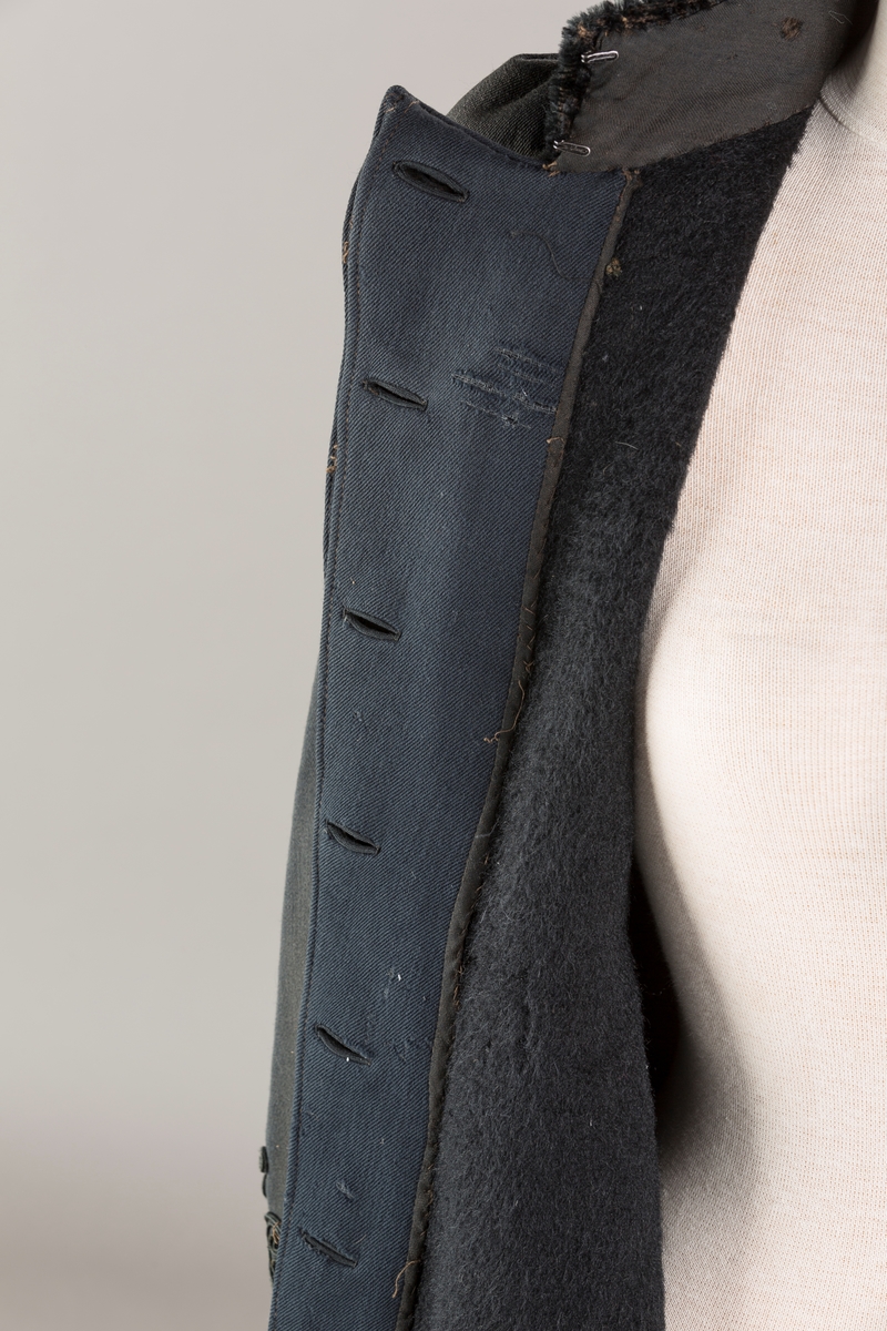 Agramaner langs knapping og på hoftene