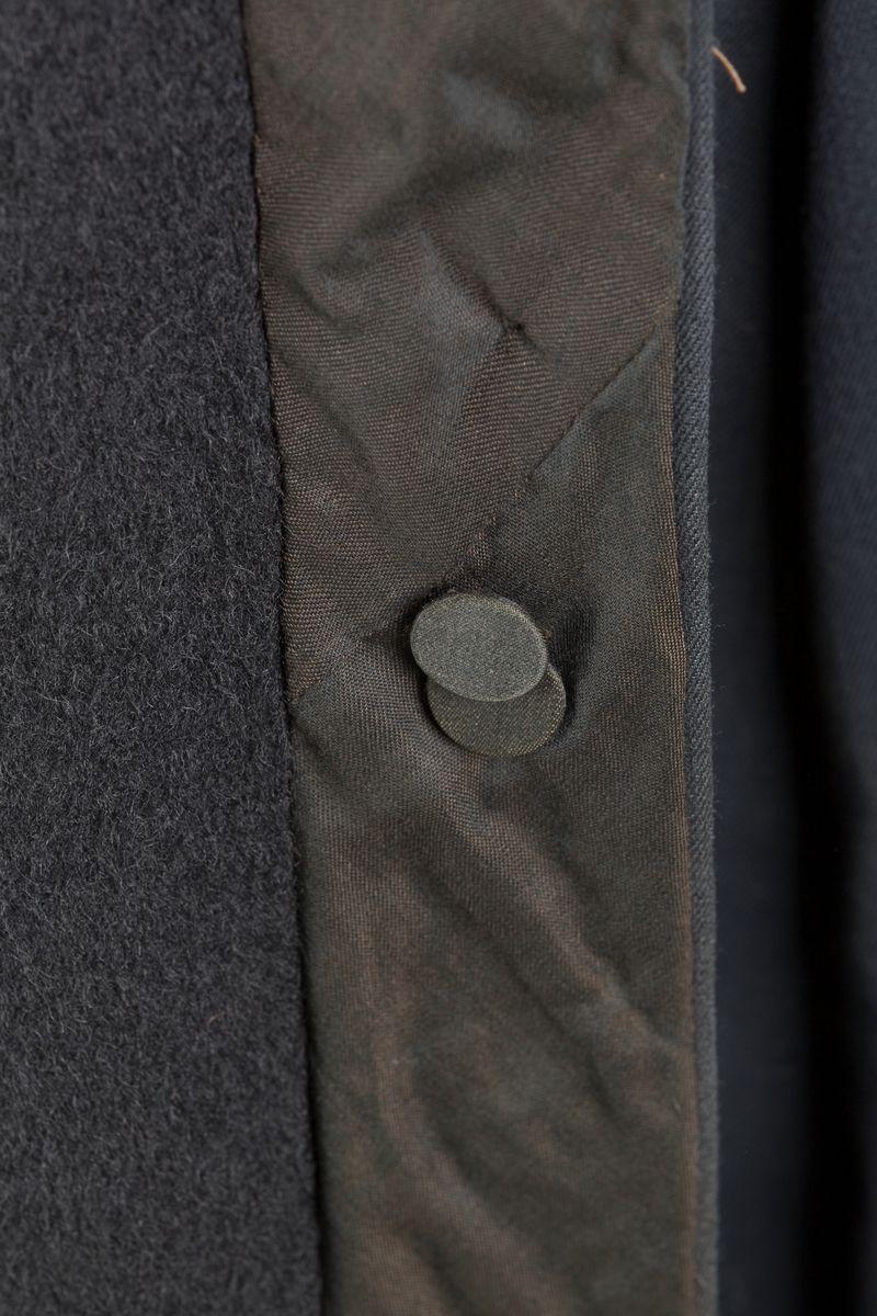 Agramaner langs knapping og på hoftene