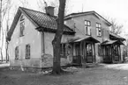 Flygeln till Fredrikslund i Norrköping 1957. Byggnaden låg i Folkparken men stod vid tiden för bilden inför rivning. Byggnaden rymde fem enrumslägenheter med kök. Fastighetens huvudbygnad var sedan tidigare riven.