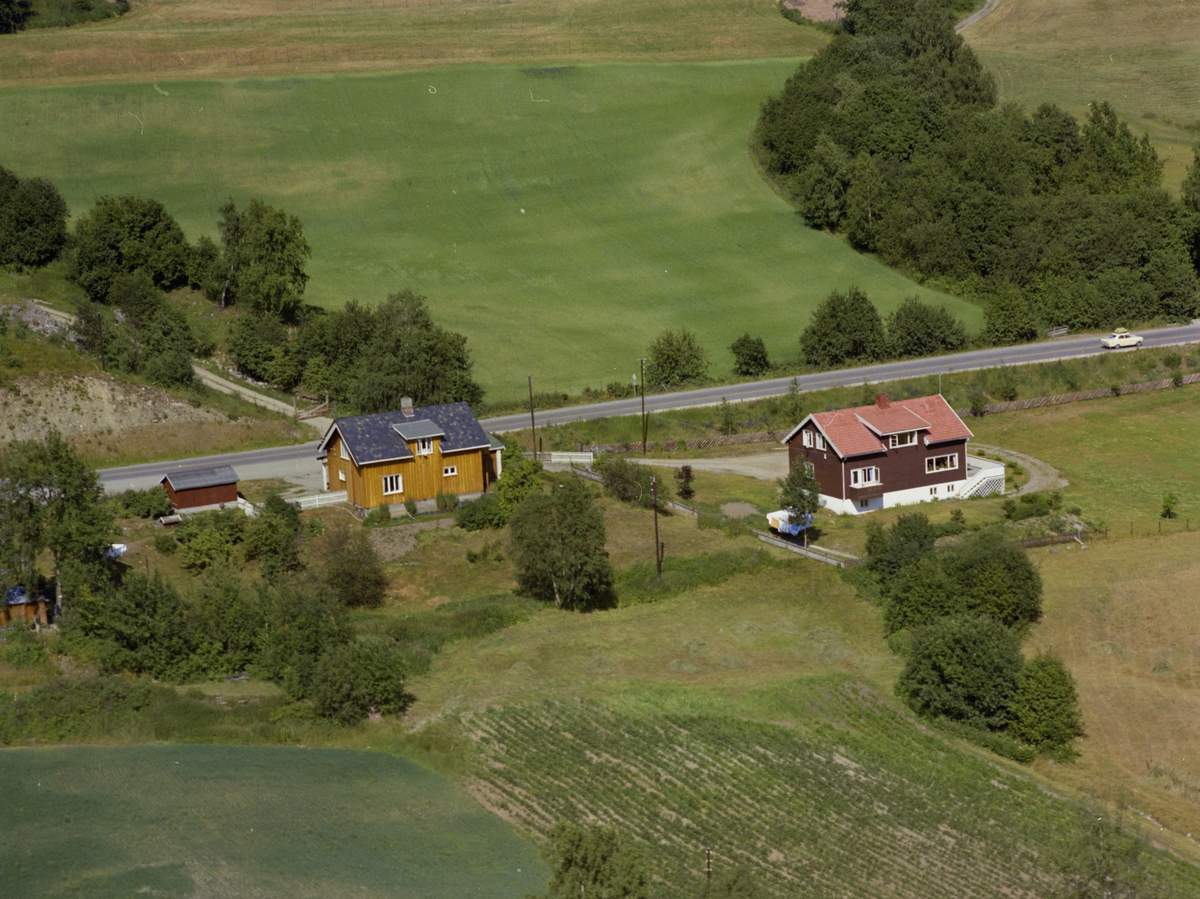 Sør-Fron. Boligeiendom nevnt som Fronstad, antageligvis den til høyre. Bygninger, kulturlandskap.