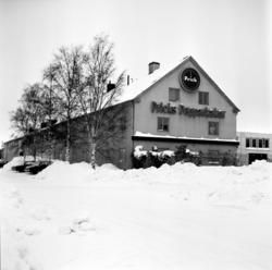 Pricks. Året är 1933. Sigge Eriksson och Rune Lövgren träffas på en kommunal hushållskurs och börjar sen baka och sälja bröd tillsammans.  Och pepparkakor. Goda och hållbara pepparkakor som folk älska...