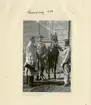 Vårstädningen; uniformer och dockor från utställningen tas ut till Artillerigården för rengörnining 1934.