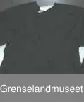 Damekofte sydd i mørk grønt vadmel med maskin. Ikke pyntebånd på ermer, halskant eller på ryggen (fjernet?) Holbien har rødt og blått bånd som er strukket under påsyning. Gul tittekant. Meget slitt. Lomme i høyre sidesøm av rutet bomullstoff. Innsiden av halsåpning belagt med rutet bomullstoff (ikke de samme som lomme). Splitt i halsen lukket med metallknapp og håndsydd knapphull