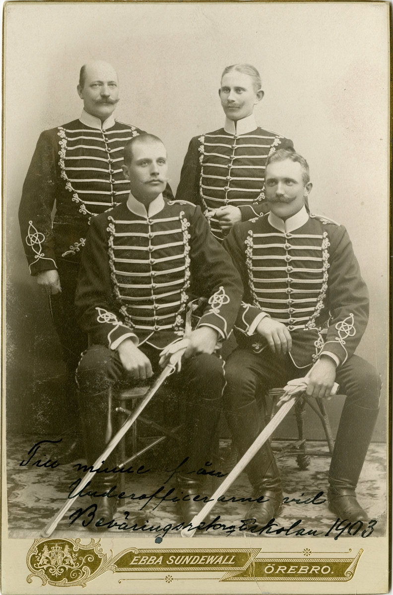 Till minne från underofficerarna vid beväringsrekrytskolan 1903, Livregementets husarer K 3.
