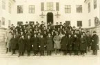 1917 års Karlbergskurs, fotograferad framför Karlbergs slott 1927?