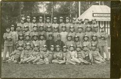 Grupporträtt av studentkompani sommaren 1916.