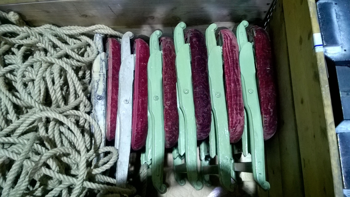 Fällstol, pall, med ljusgrönt underrede.