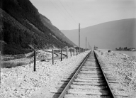 Parti under Haalepiggen, 13.07.1914, del av jernbanestrekning, mellom fjell og elv