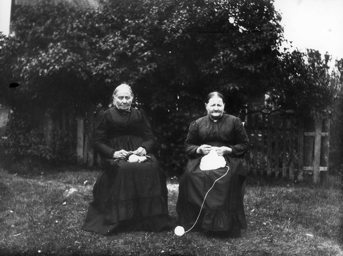 To kvinner med strikketøy, sitter ute i hagen - Johanne Baaberg og Marit Gaustum
