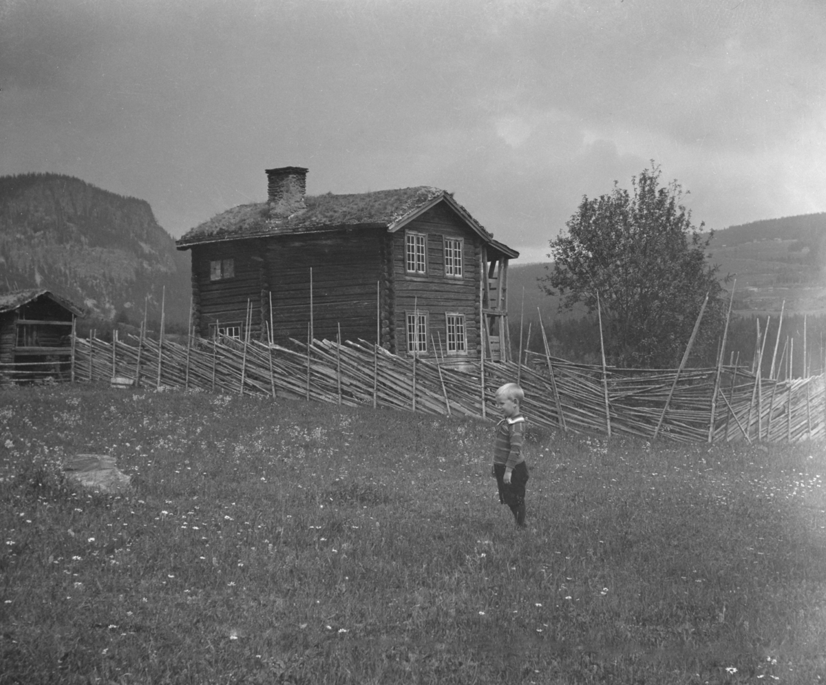 Sperre i Ringebu, gammel tømra stuebygning i to etasjer med svalgang