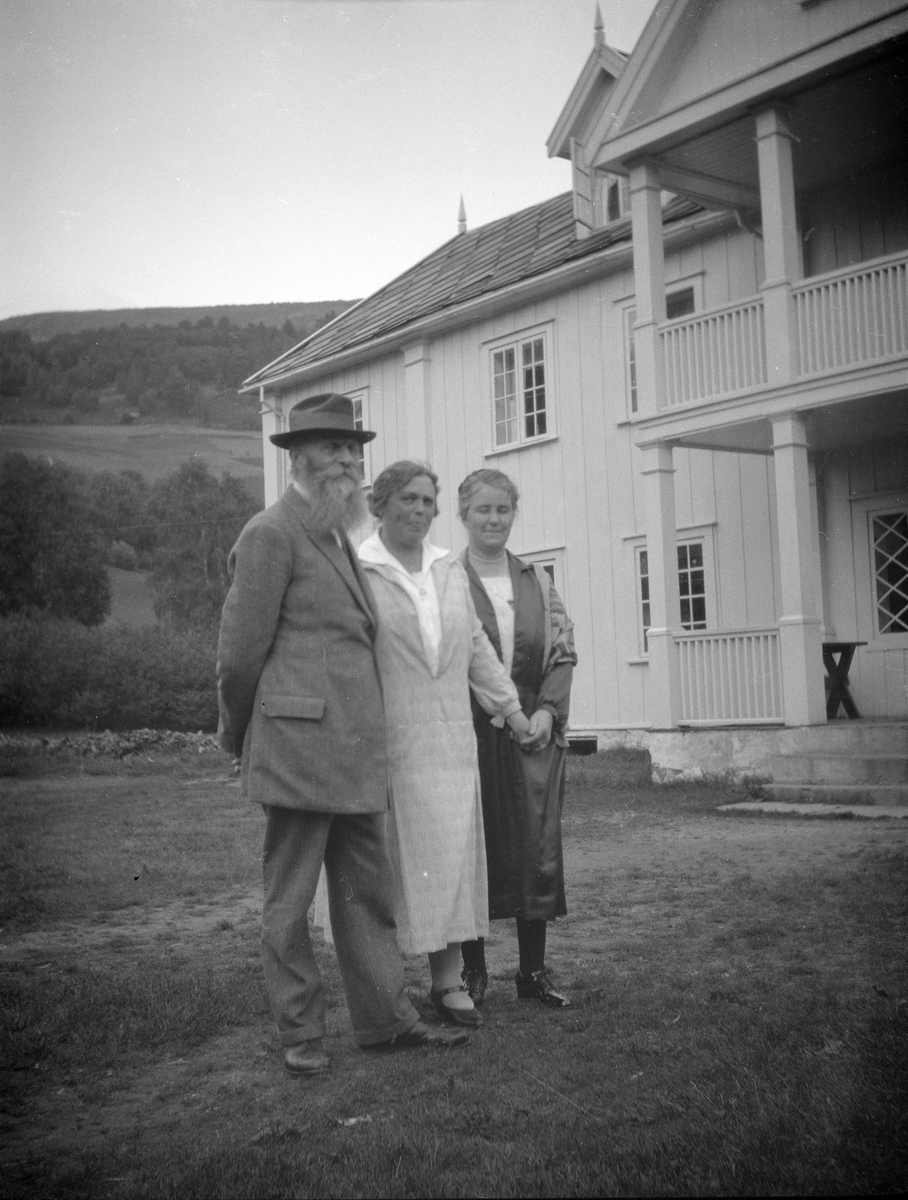 Ivar Fosse, Lise Stauri og Karen Kluften på tunet ved Gudbrandsdalens Folkehøgskole.