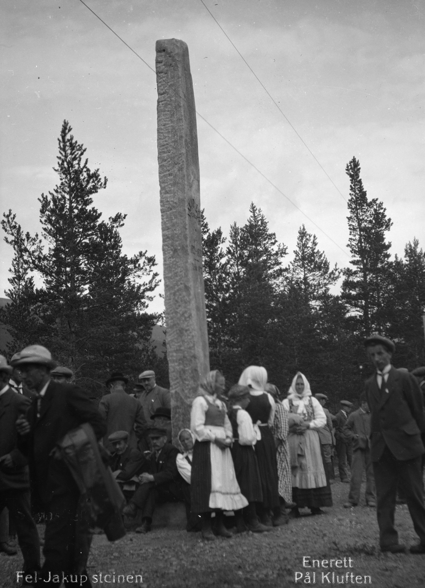 Folk samlet rundt minnesmerket over Fel-Jakup på Felodden, Skjåk i juli 1922.