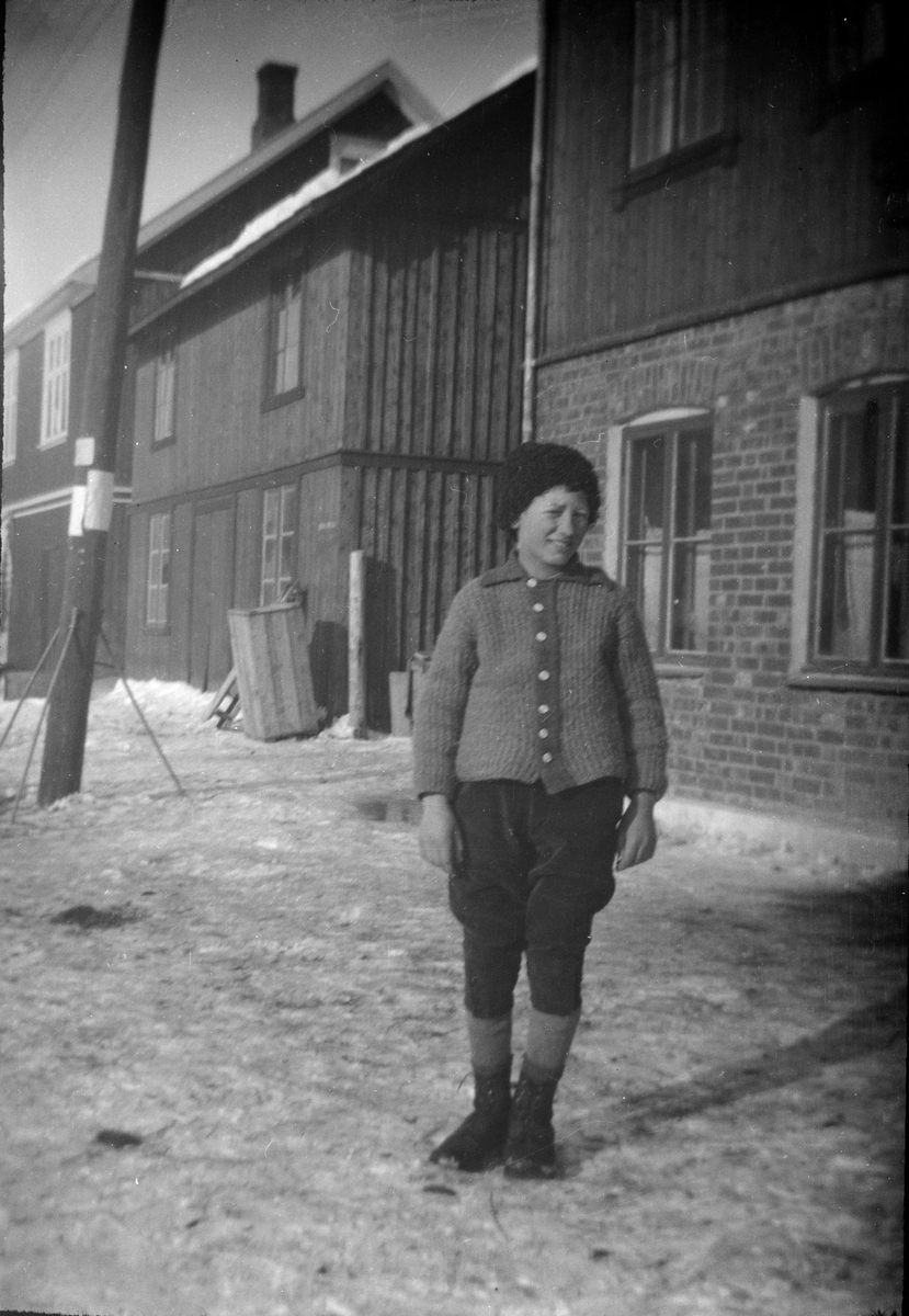 Gutt står i snødekt gate på Vinstra. Det er nå Nedregate.