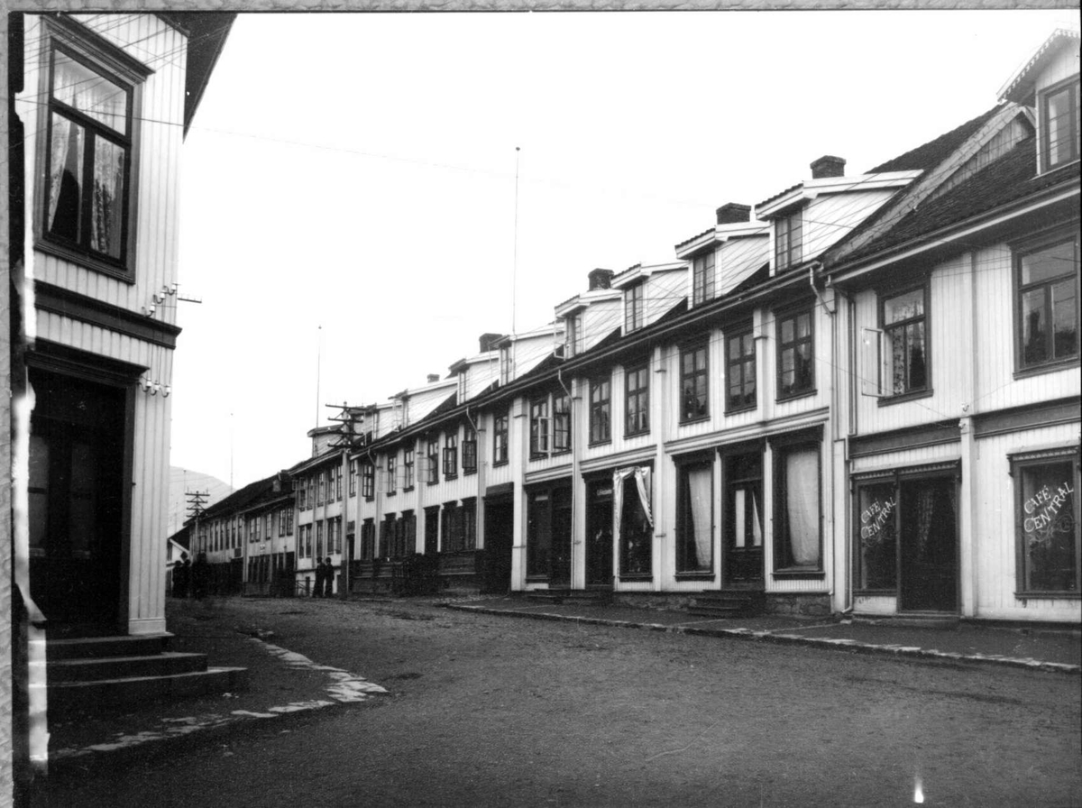 Repro: Storgata, Lillehammer. Øvre side av gata, nordover fra Frisenberghjørnet.