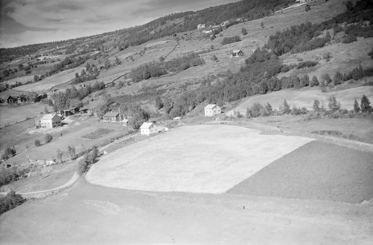 Landskap,Ommundgard med ny låve, Øvertun foran, Hundorp, Sør-Fron