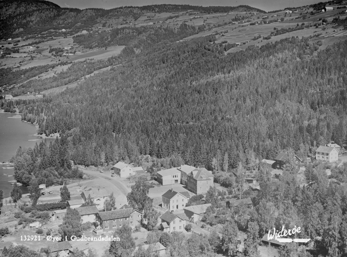 Tingberg (usikker), Øyer sentrum (usikker), Øyer, 16.07.1959, oversiktsbilde, institusjon, bolighus, gårder, kulturlandskap, vann, grunnlag for postkort