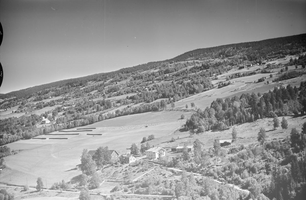 Fossegården, Foss-Ødegården, i Øyer, li med gårder, jordbruk, slåttonn, hesjing, blandingsskog