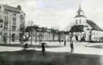 Vy mot Hedvig kyrka, Norrköping med Tyska torget i förgrunden.