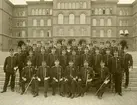 Svea eller Göta livgarde, officerskåren på trappan till regementsbyggnaden 1907.