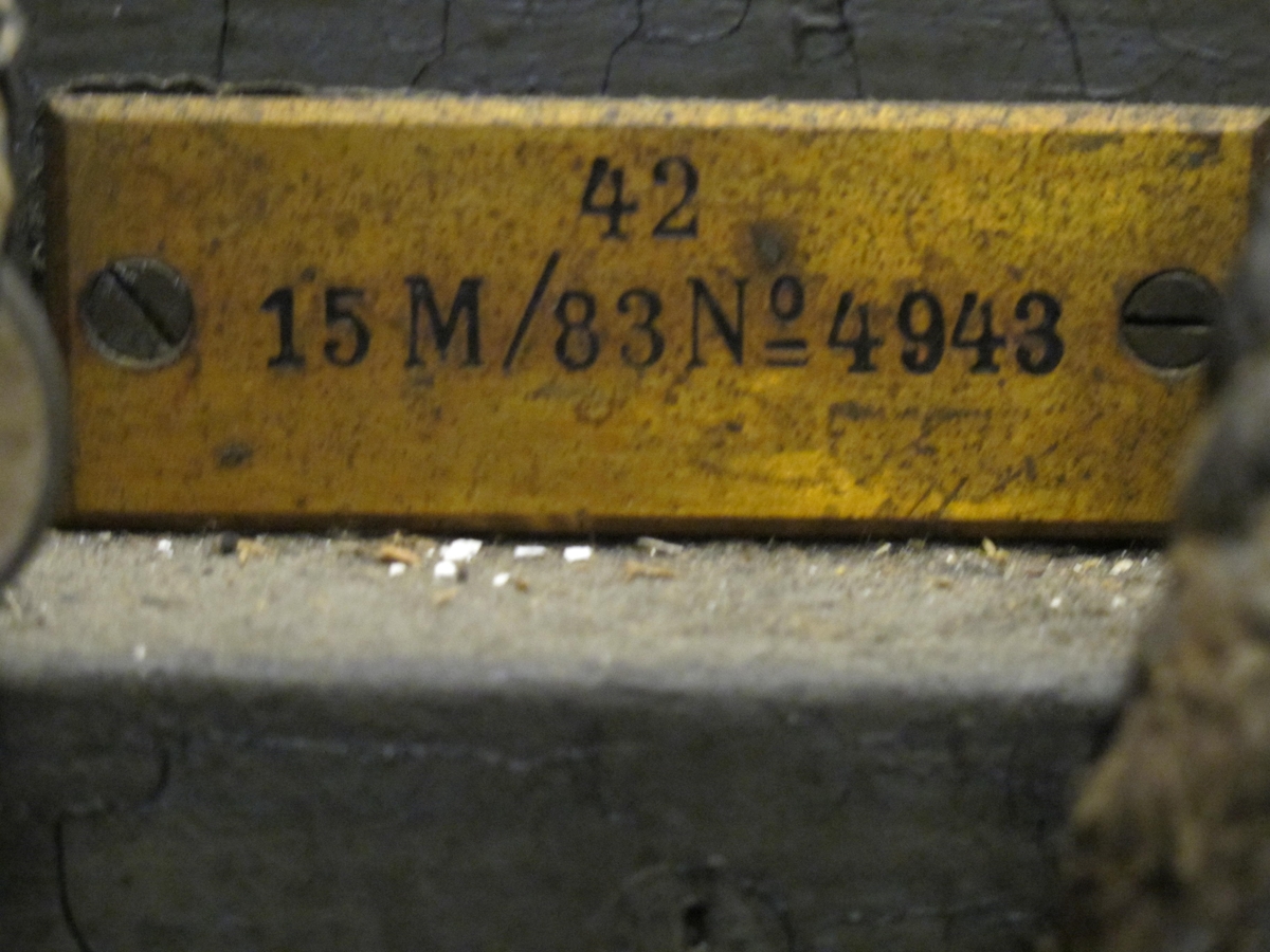 20 mm tubkanon M/1879 till 15 cms k. M/1883.
1) tubkanon,stål, svagt konisk, styrlist å
långa fältet. Märkt: N:o 4943. N:o 42 tecknad krona
Längd: 1150 mm
Diam: 84-52 mm

2) Stödhylsa av metall med stödfläns och
skål. 3 st. centreringsskruvar. Märkt: Skagul
N:o 4943, tecknad krona
Längd: 816 mm
Diam: 210 - 70 mm - 155.

3) Mellanläggsring,stål.
Diam: 92 mm
Tjocklek: 13.5 mm

4) Belllevillefjäder.
Diam: 95 mm
Tjocklek: 4 mm

5) Mellanläggsring,koppar   D=83    Tj=0.8
6) Mellanläggsring,lika N:o 5  =88    Tj=1.0
7) Mellanläggsring,lika N:o 5  =86.5    =0.9
8) Mellanläggsring,lika N:o 5. =89       =1.1
9) Mellanläggsring,lika N:o 5 =82.5    =0.9
10) Mellanläggsring,mässing,
lika N:o 5=83     =0.3
11) Mellanläggsring,lika N:o10=84    = 0.2
12) Mellanläggsring,lika N:o10=86    =0.3
13) Mellanläggsring,lika N:o10 =78.5  =0.5
14) Mellanläggsring, (bakom fänghålsbultens
huvud), stål.
Diam: 65 mm
Tjocklek: 17 mm
15) Tätring,stål, märkt: 11.
Diam: 35 mm
Tjocklek: 8.5 mm
16) Tätring,lika N:o 15. Omärkt.
17) Tappnyckel,stål, till centreringsskruvarna.
Kronstämplad:  tecknad krona  8 - kantig.
Längd: 150 mm

18) Sättare,alm, klädd med otjärad märling.
Sättarkolv med stoppinne.
Längd: 488 mm
Diam: 21.5 mm

19) Förvaringslålda,fur, gråmålad, med lock
och överfall. Handtagsstroppar av tross
Inbränt: A.L.N. 42. Fastklistrad pack-
ningsplan.
Storlek: 1310 x 275 x 275 mm