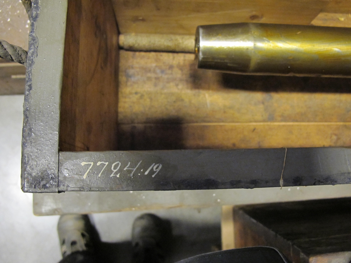 20 mm tubkanon M/1879 till 15 cms k. M/1883.
1) tubkanon,stål, svagt konisk, styrlist å
långa fältet. Märkt: N:o 4943. N:o 42 tecknad krona
Längd: 1150 mm
Diam: 84-52 mm

2) Stödhylsa av metall med stödfläns och
skål. 3 st. centreringsskruvar. Märkt: Skagul
N:o 4943, tecknad krona
Längd: 816 mm
Diam: 210 - 70 mm - 155.

3) Mellanläggsring,stål.
Diam: 92 mm
Tjocklek: 13.5 mm

4) Belllevillefjäder.
Diam: 95 mm
Tjocklek: 4 mm

5) Mellanläggsring,koppar   D=83    Tj=0.8
6) Mellanläggsring,lika N:o 5  =88    Tj=1.0
7) Mellanläggsring,lika N:o 5  =86.5    =0.9
8) Mellanläggsring,lika N:o 5. =89       =1.1
9) Mellanläggsring,lika N:o 5 =82.5    =0.9
10) Mellanläggsring,mässing,
lika N:o 5=83     =0.3
11) Mellanläggsring,lika N:o10=84    = 0.2
12) Mellanläggsring,lika N:o10=86    =0.3
13) Mellanläggsring,lika N:o10 =78.5  =0.5
14) Mellanläggsring, (bakom fänghålsbultens
huvud), stål.
Diam: 65 mm
Tjocklek: 17 mm
15) Tätring,stål, märkt: 11.
Diam: 35 mm
Tjocklek: 8.5 mm
16) Tätring,lika N:o 15. Omärkt.
17) Tappnyckel,stål, till centreringsskruvarna.
Kronstämplad:  tecknad krona  8 - kantig.
Längd: 150 mm

18) Sättare,alm, klädd med otjärad märling.
Sättarkolv med stoppinne.
Längd: 488 mm
Diam: 21.5 mm

19) Förvaringslålda,fur, gråmålad, med lock
och överfall. Handtagsstroppar av tross
Inbränt: A.L.N. 42. Fastklistrad pack-
ningsplan.
Storlek: 1310 x 275 x 275 mm