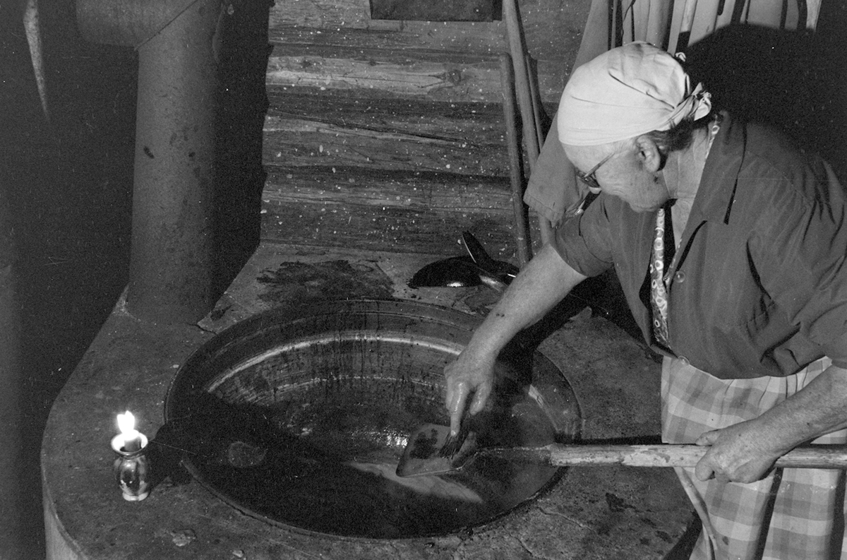 Tørbustilen seter, Vang Allmenning, Olava Holen, møsmørrøring, jernspade med treskaft, kar, gryte, osteproduksjon.