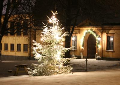 Et juletre utenfor inngangen til hovedhuset på Bogstad gård. 