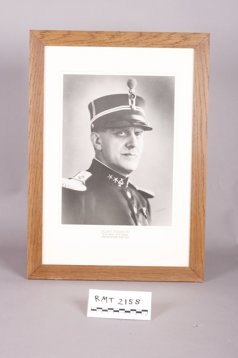 Portrett av mann i militæruniform.