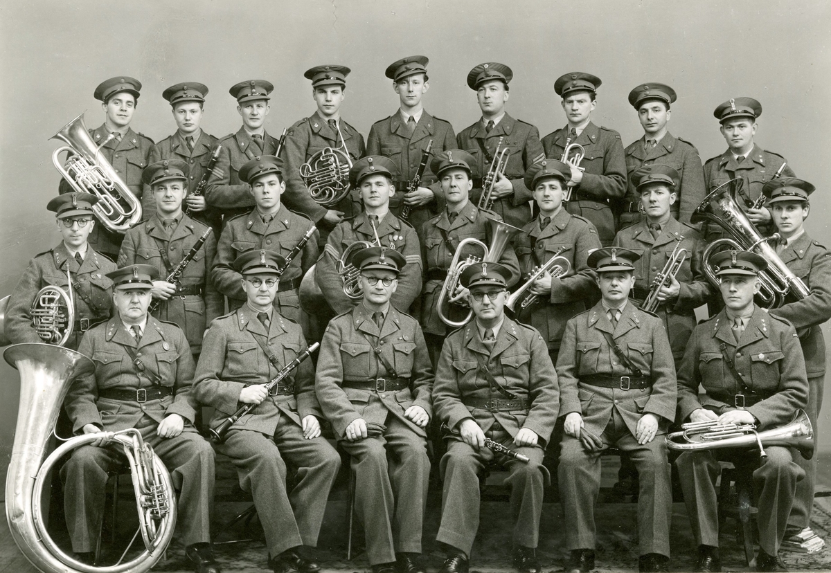 Gruppeportrett av 5.Div Musikkorps. Bildet er tatt i 1948.

1.rekke f.v.: Jacob Utnes, Arne Sødahl, Alf Mostad, Lars Mostad, Sverre Isdahl, Johannes Wisth. 2.rekke f.v.: Olaf M.Johnsen, Herman Aarvik, Torbjørn Fossum, Sigurd Skogastad, Ingvald Dybvad, Harald Helland, Olaf Lunde, Trygve Svendsen. 3.rekke f.v.: Rolf Lindstad, Arnold Rostad, Sverre Skagen, Sverre Midtlien, Arne Krognes, Jan Berg, Rolf Stokke, Rolf Johansen, Erling Mostad.