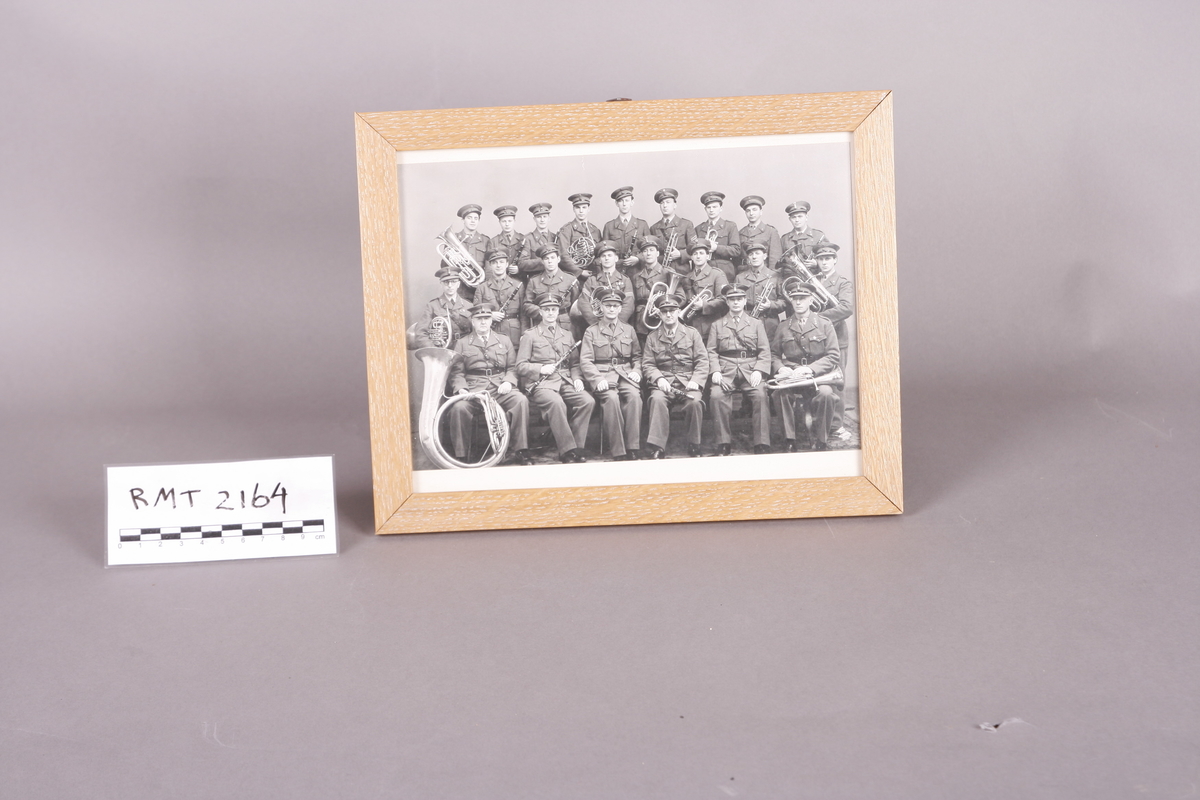 Gruppeportrett av 5.Div Musikkorps. Bildet er tatt i 1948.

1.rekke f.v.: Jacob Utnes, Arne Sødahl, Alf Mostad, Lars Mostad, Sverre Isdahl, Johannes Wisth. 2.rekke f.v.: Olaf M.Johnsen, Herman Aarvik, Torbjørn Fossum, Sigurd Skogastad, Ingvald Dybvad, Harald Helland, Olaf Lunde, Trygve Svendsen. 3.rekke f.v.: Rolf Lindstad, Arnold Rostad, Sverre Skagen, Sverre Midtlien, Arne Krognes, Jan Berg, Rolf Stokke, Rolf Johansen, Erling Mostad.