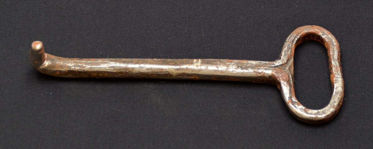 Form: Krok med "auge" til handtak.
Bruk: Lestekrok vart nytta til å dra lesten ut av skoen.