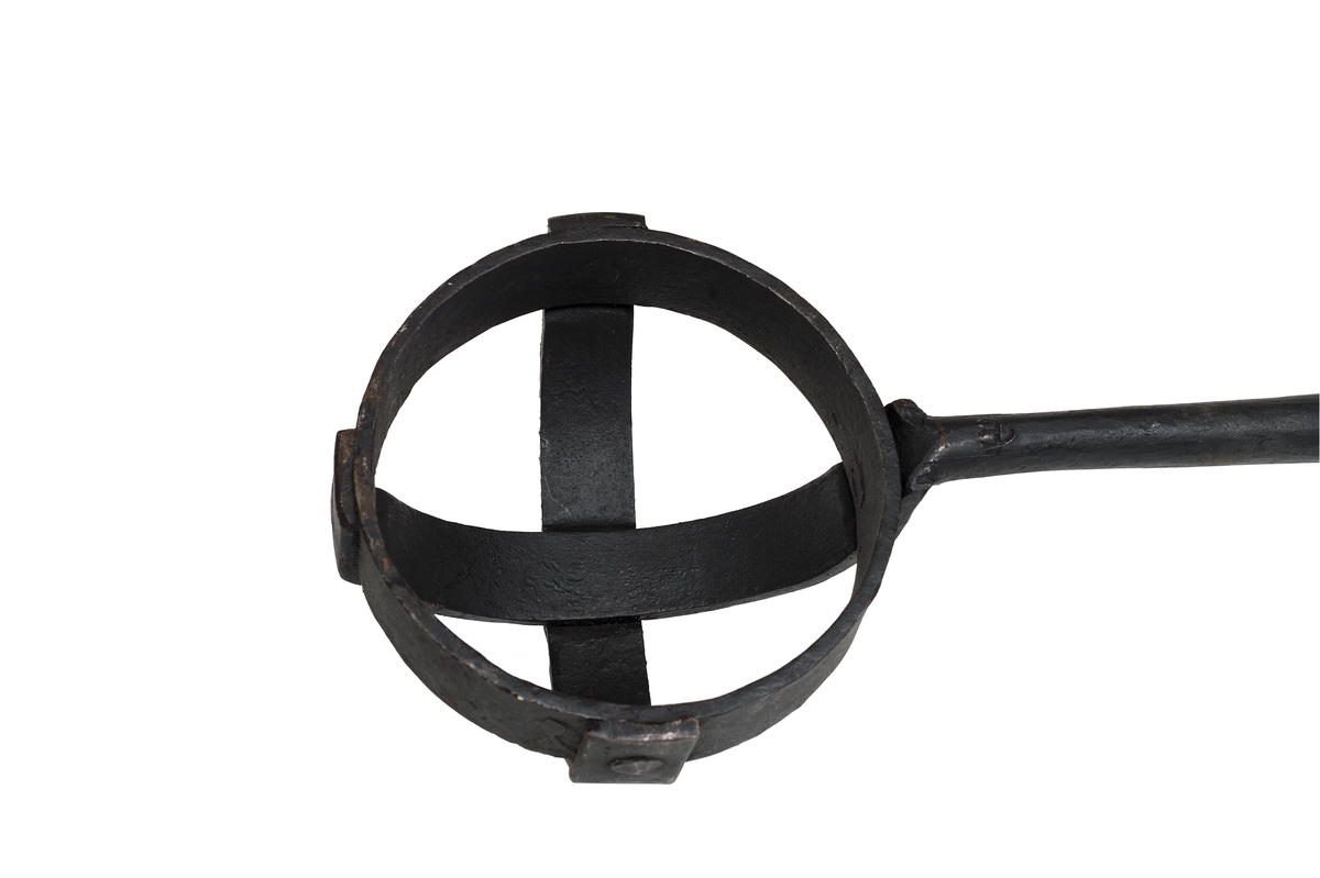 Kulhand av järn, med skaft av trä.