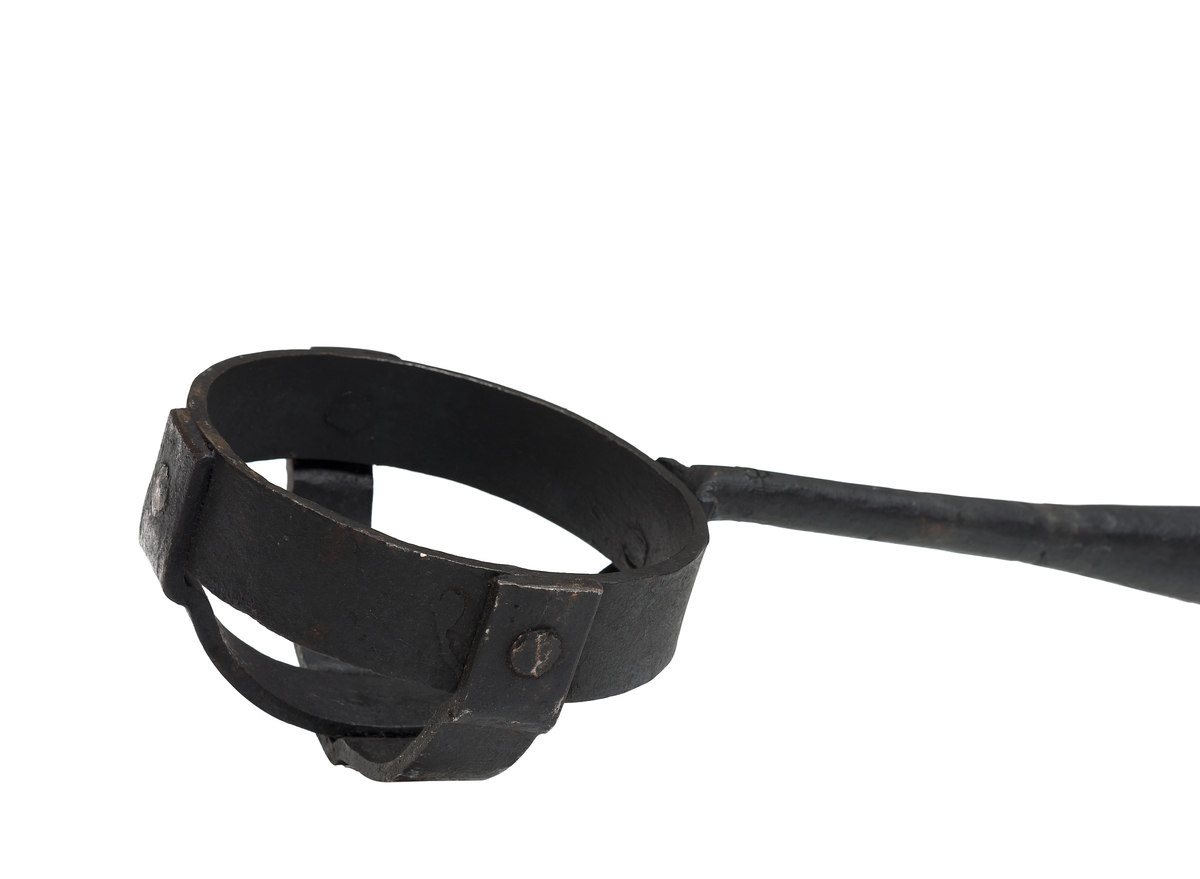 Kulhand av järn, med skaft av trä.