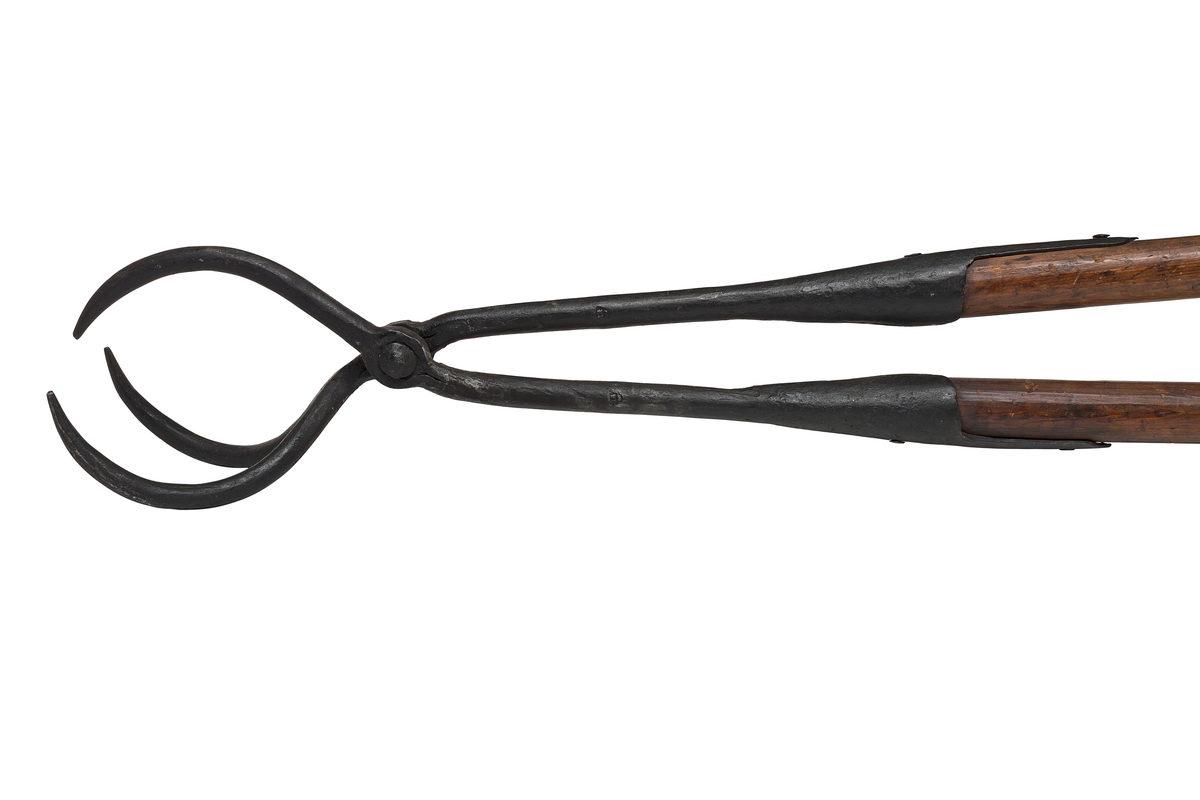 Kultång av järn, med skaft av trä.