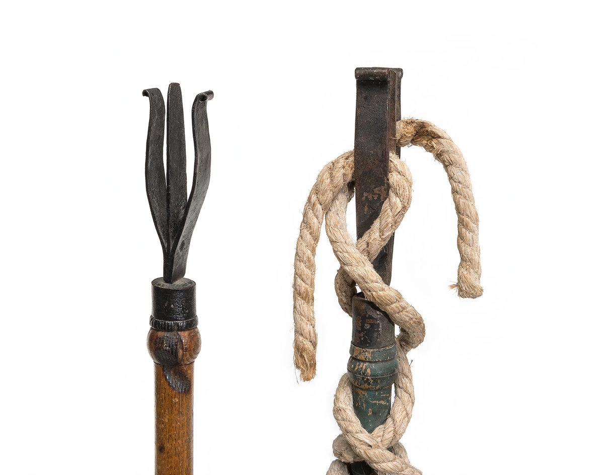 Luntbalja av trä med två järnband och två handtag av järn. Över baljan finns tvärslå med två hål för luntstakar. I botten under slån förstärkning med fördjupning för laddstakarnas ändar.