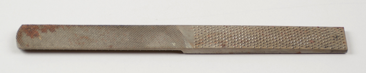 Form: Raspa er delt inn i to felt på båe sider. Den eine enden har flatrasp på begge sider. Den andre enden har boga rasp på den eine sida medan det er flatfil på den andre.
Bruk: Raspa vart nytta ved bearbeiding av hæl og sole.