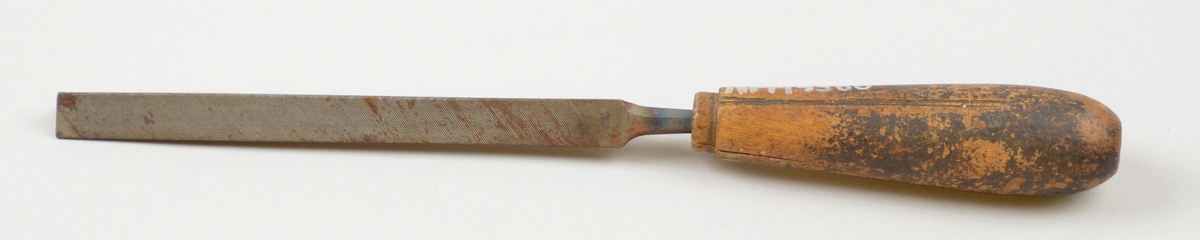 Form: Trekantfil.
Bruk: Fila vart nytta til å setja opp syler. Etter filinga vart bryne eller fint smergelpapir nytta for å finpusse.