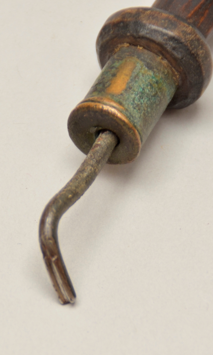 Form: Jarn bøygd som ein krok med ei lita utholing framme. Jarnet er tappa inni eit rundt treskaft med profilering. Messingmansjett mellom jarn og skaft. Lærhempe for oppheng er festa til skaftet. 
Bruk: Beisfommel (beiskolis) er eit pusseverktøy av jarn, som vart nytta til å presse ned og polere sidesømmane i høge støvleskaft etter at ein hadde skore bort det meste med beisløperen. Beisfommel vart også nytta til å pusse frontkanten på lærhæler, samt til å dekorere og tegne linjer på sålelæret. Jarnet vart varma opp før bruk.