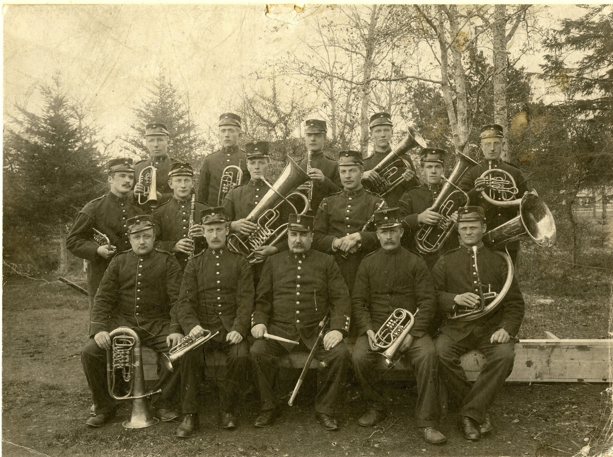 Gruppebilde utendørs av Nordmøre og Tronhjems Bataljoners Musikkorpser. 
Datering: etter 1894.