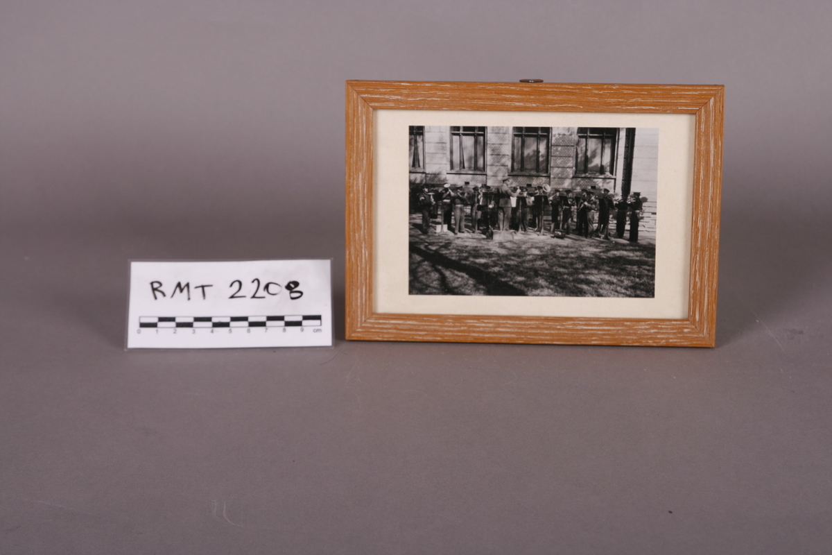 Musikkorps som spiller konsert foran Frimurerlogen i Trondheim. Alf Mostad som dirigent.