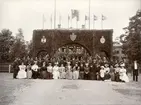 Officerare från Hälsinge regemente I 14 med damer och barn på Mohed, midsommardagen 1897.