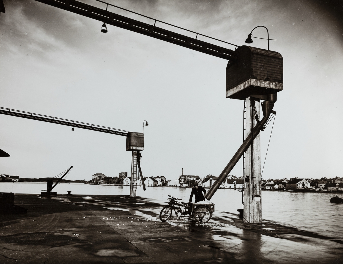 Risøen - Haugesunds Kjøleanleggs brygge mot ost, november 1940. I bakgrunnen Hasseløen.
