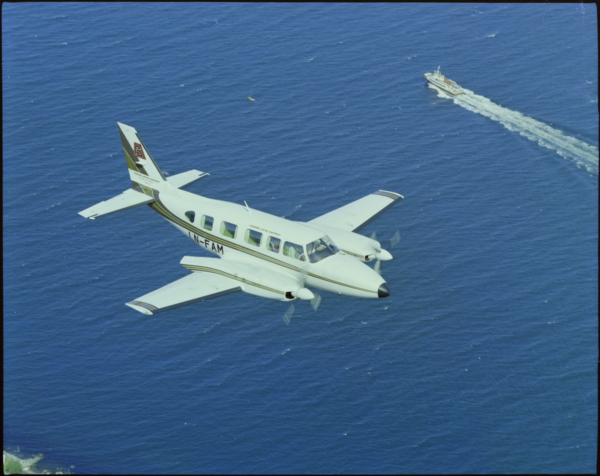 To bilder av et fly med påskriften "LN-HAC" med punktert dekk, og fire flyfoto av et småfly med påskriften "LN-FAM" i lufta, alle fra "Coast Aero Center".