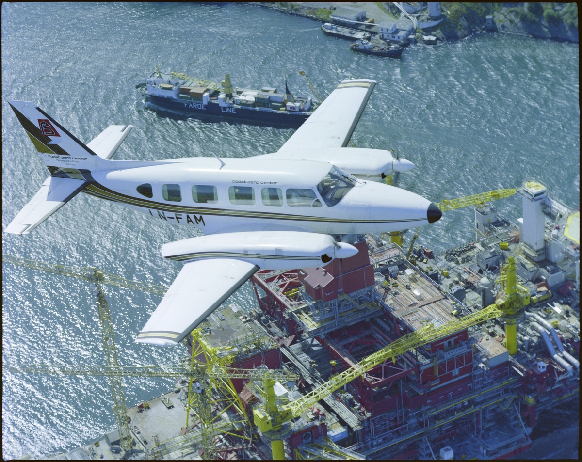 To bilder av et fly med påskriften "LN-HAC" med punktert dekk, og fire flyfoto av et småfly med påskriften "LN-FAM" i lufta, alle fra "Coast Aero Center".