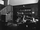 Nordiska museet, biblioteket. Bibliotekarien fröken Visen Lewin vid skrivbord i biblioteksexpeditionen, 1909.