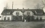 Makarna Axel Sundblad och Ebba Norman framför bostaden Villa Vesta i Kneippbaden. Bilden tagen en aprildag 1916. De bägge barnen är deras döttrar. I barnvagnen ligger dottern Brita på sin första dag utomhus med modern. I syster Esters famn dotter Maj. Hon avled emellertid i bukhinneinflammation redan till hösten.