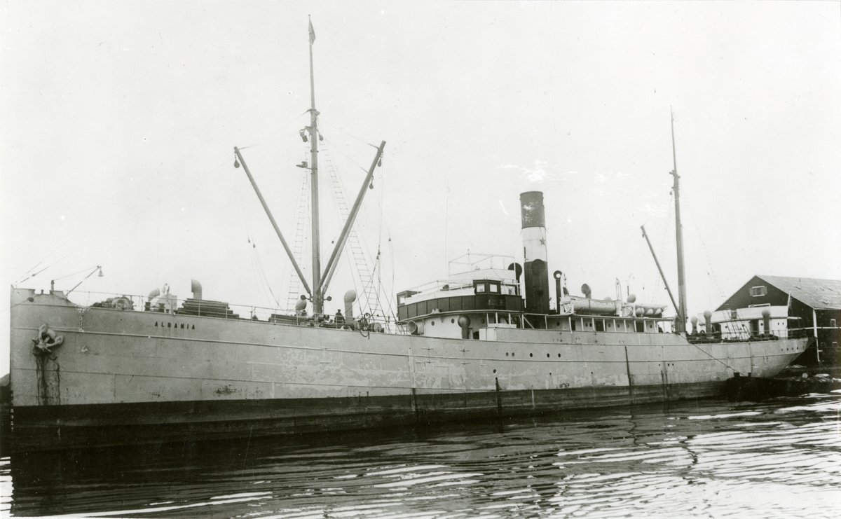 Ägare:/1903-39/: Förnyade Ångfartygs A/B. Svenska Lloyd. Hemort: Göteborg.